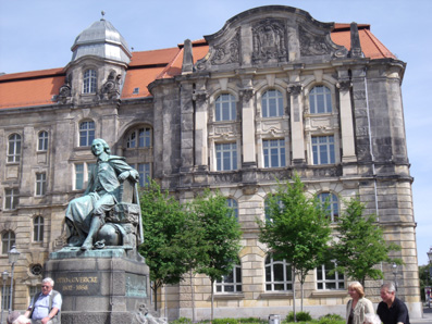 Otto von Guericke mit Neuem Rathaus